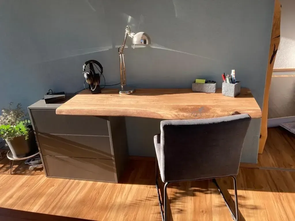 Schreibtisch aus Massivholz mit Baumkante