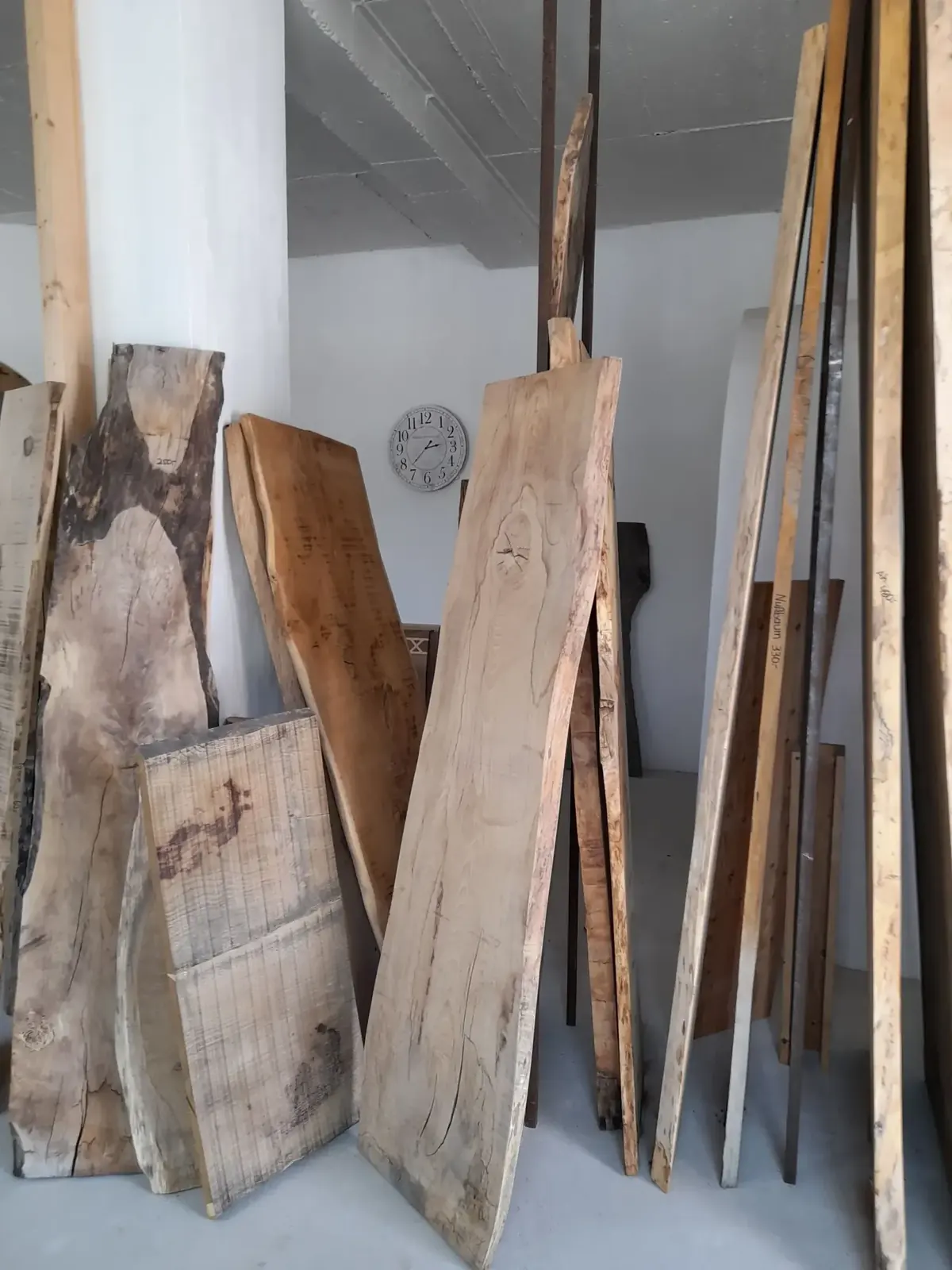 Massivholzplatten an der Wand im Lager