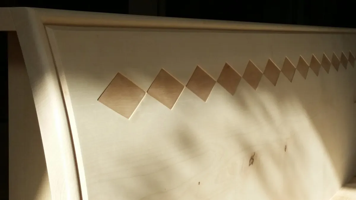 Rückenlehne mit eingelegten Rauten aus Massivholz