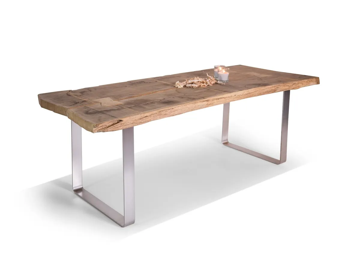 Tisch mit Platte aus altem Holz auf Edelstahl-Bügelfüßen